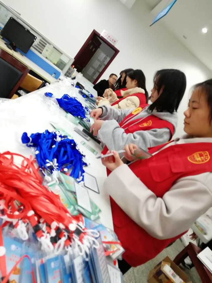 工商管理學(xué)院紅領(lǐng)巾志愿服務(wù)小分隊為我校2019屆畢業(yè)生就業(yè)雙選會做準(zhǔn)備